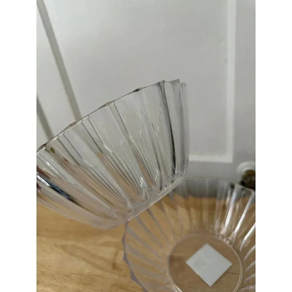 Two Hard Plastic Serving Bowls - Picture 5 of 6